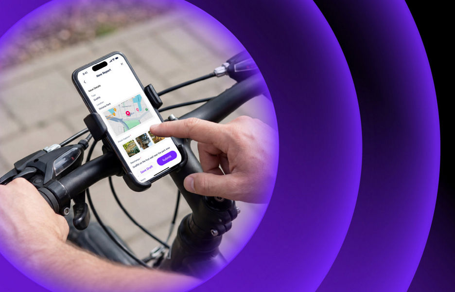 A man using the Antenno app attached to the handle bars of his bike.