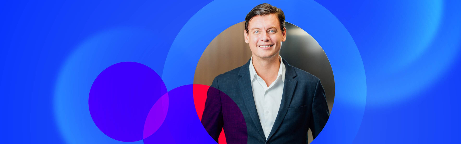 Aram Lauxtermann with lens overlay on a blue gradient background